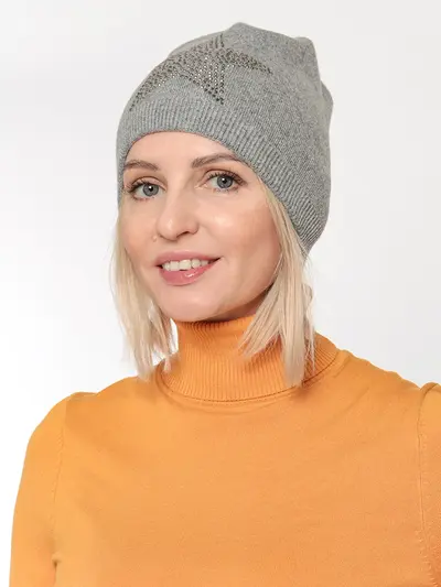 Серая вязаная шапка со стразами